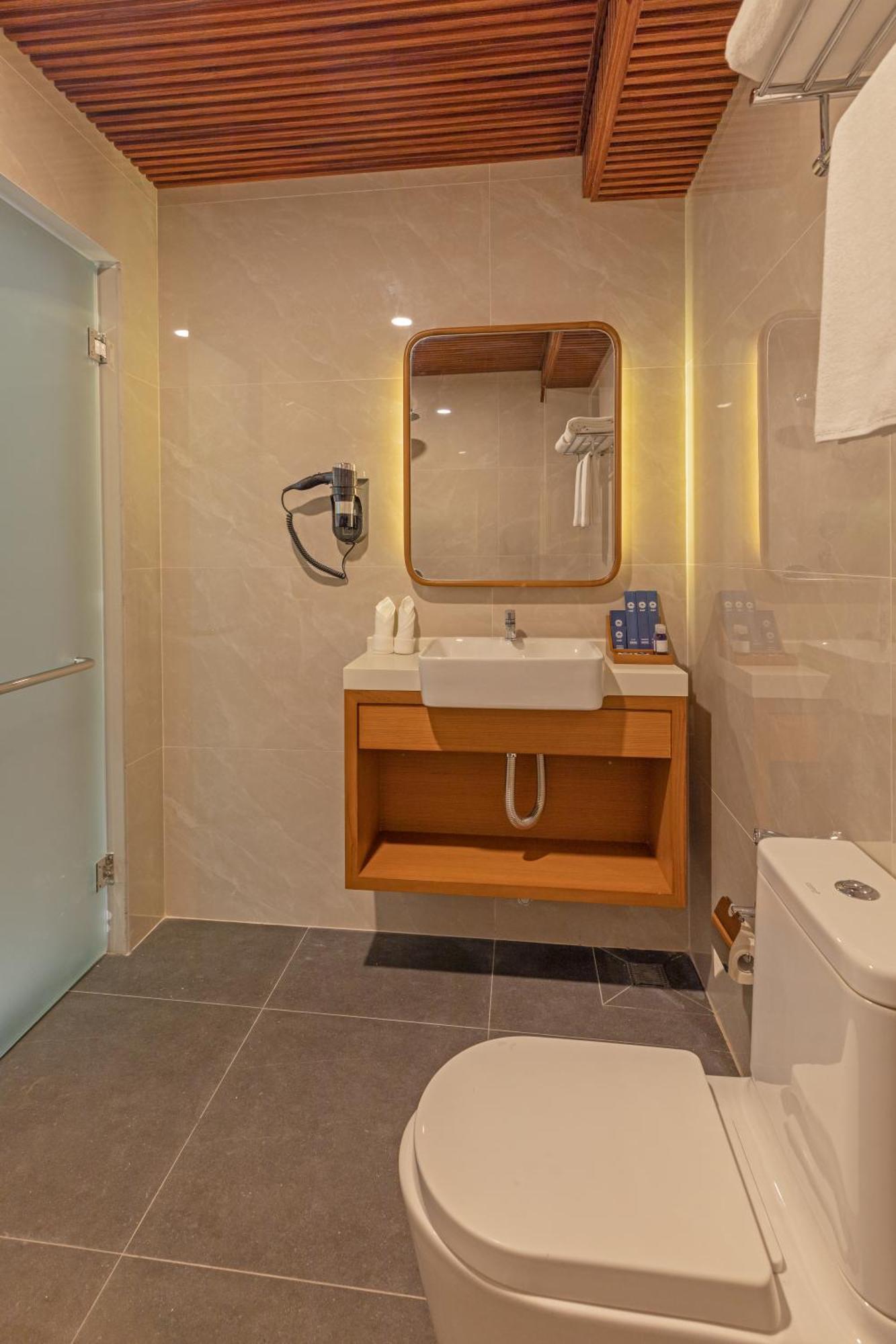 Umet Seaview With Free Airport Pick Up And Drop T&c Apply Hotel *