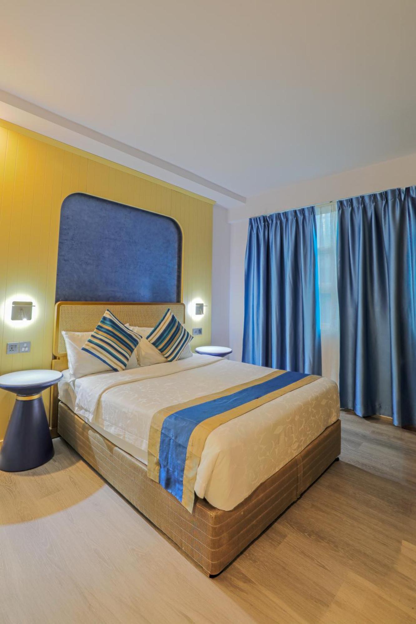 Umet Seaview With Free Airport Pick Up And Drop T&c Apply * Male